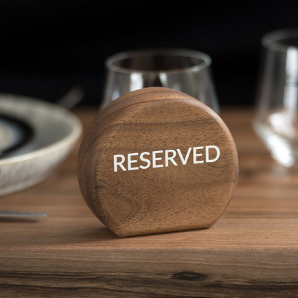 Reserved Bordje Juglann Notenhout Rond - sfeerbeeld op tafel